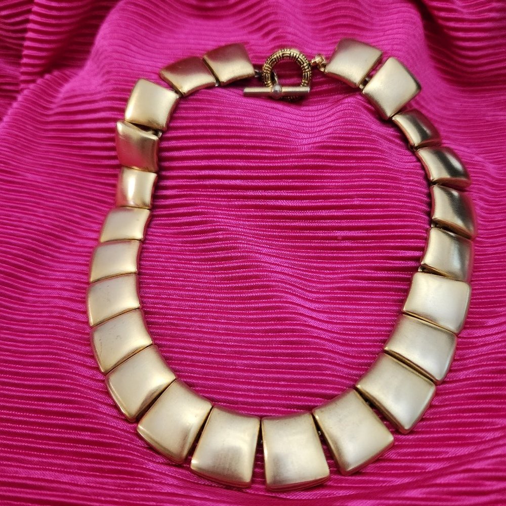Gold metal Choker necklace Vintage